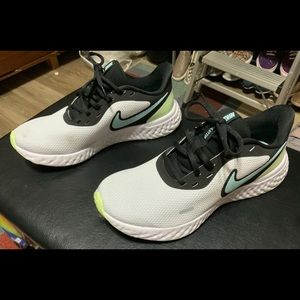 Nike Revolution